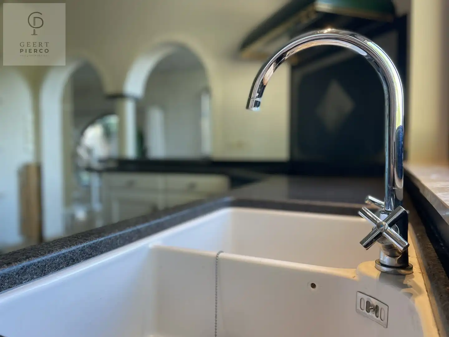 Ruime bungalow met drie slaapkamers en inpandige garage op een perceel van 10a37ca. foto 15