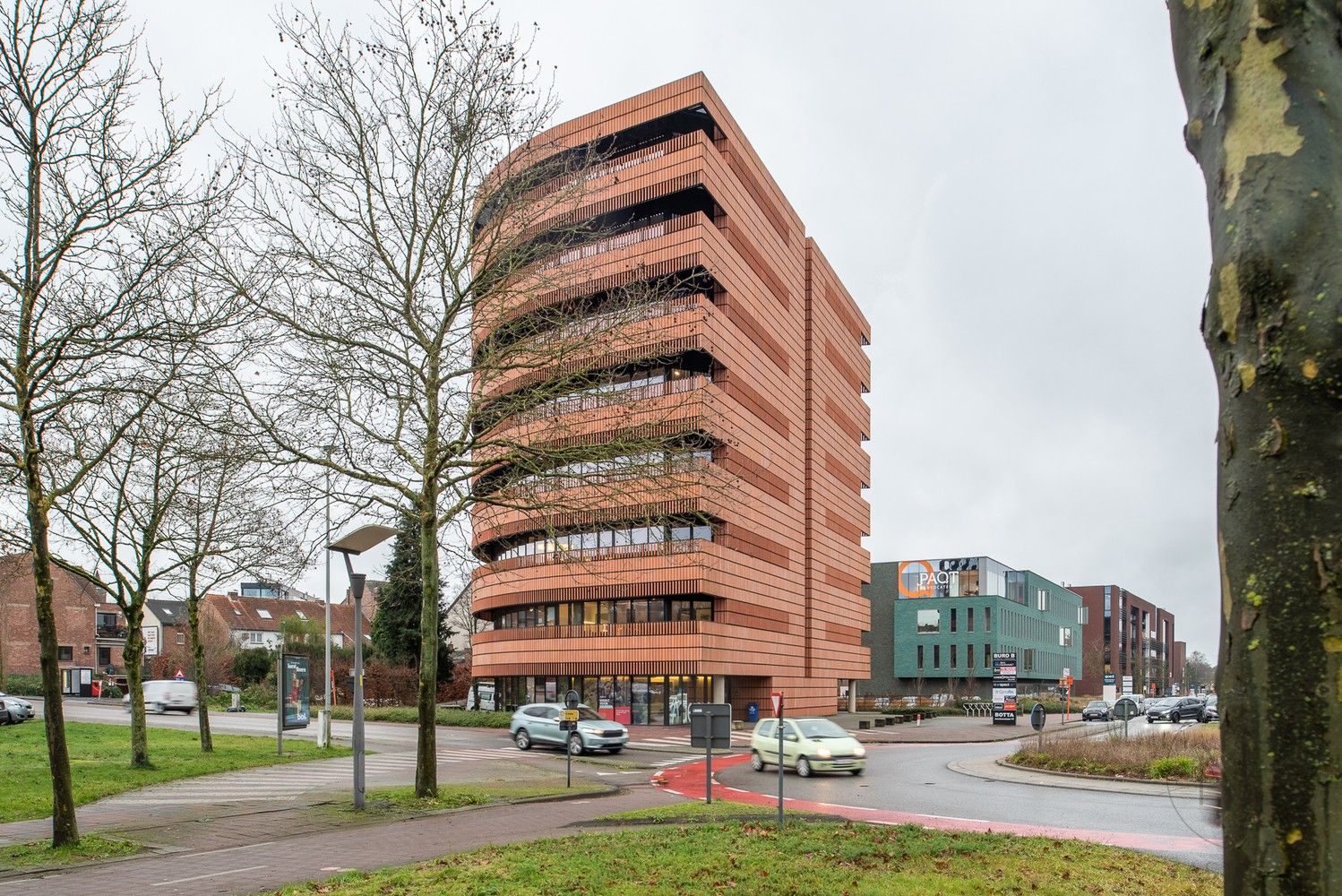 Volledig ingerichte en verhuurde kantoorverdieping in het zakelijke centrum van Genk (Botta-gebouw) foto 2