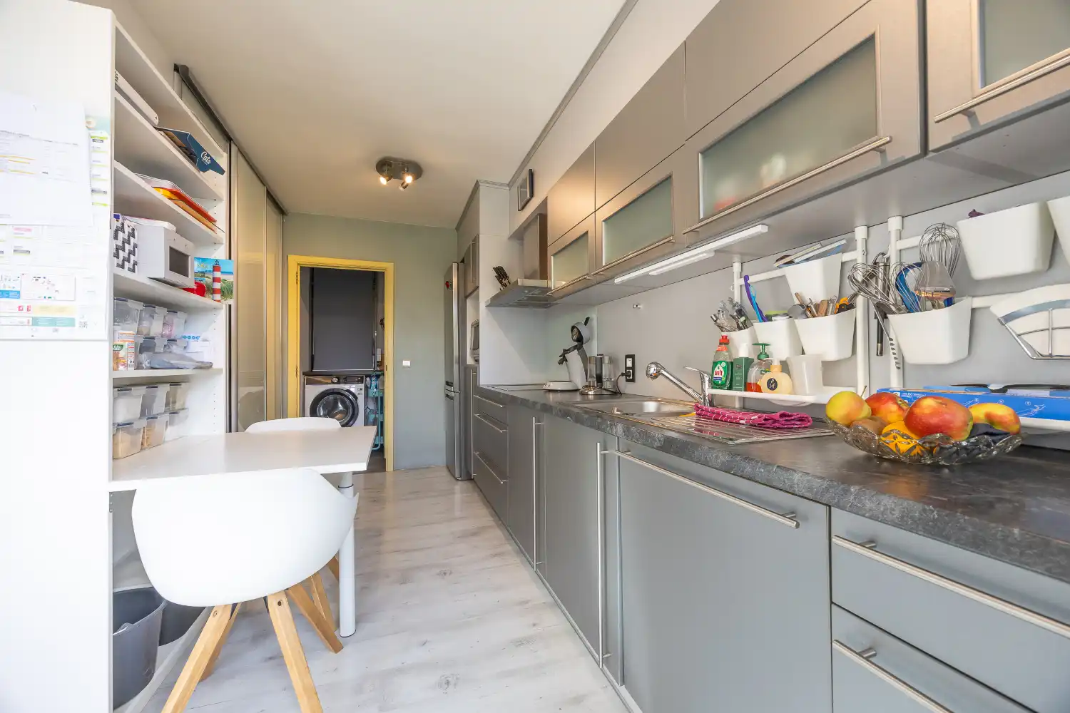 Ruim 3-slaapkamer appartement met garage te koop in Oostende foto 9
