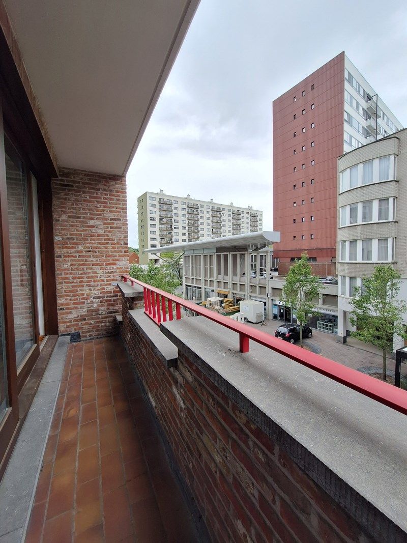 Knap gerenoveerd en perfect gelegen appartement in Genk CENTRUM met AUTOSTANDPLAATS foto 17
