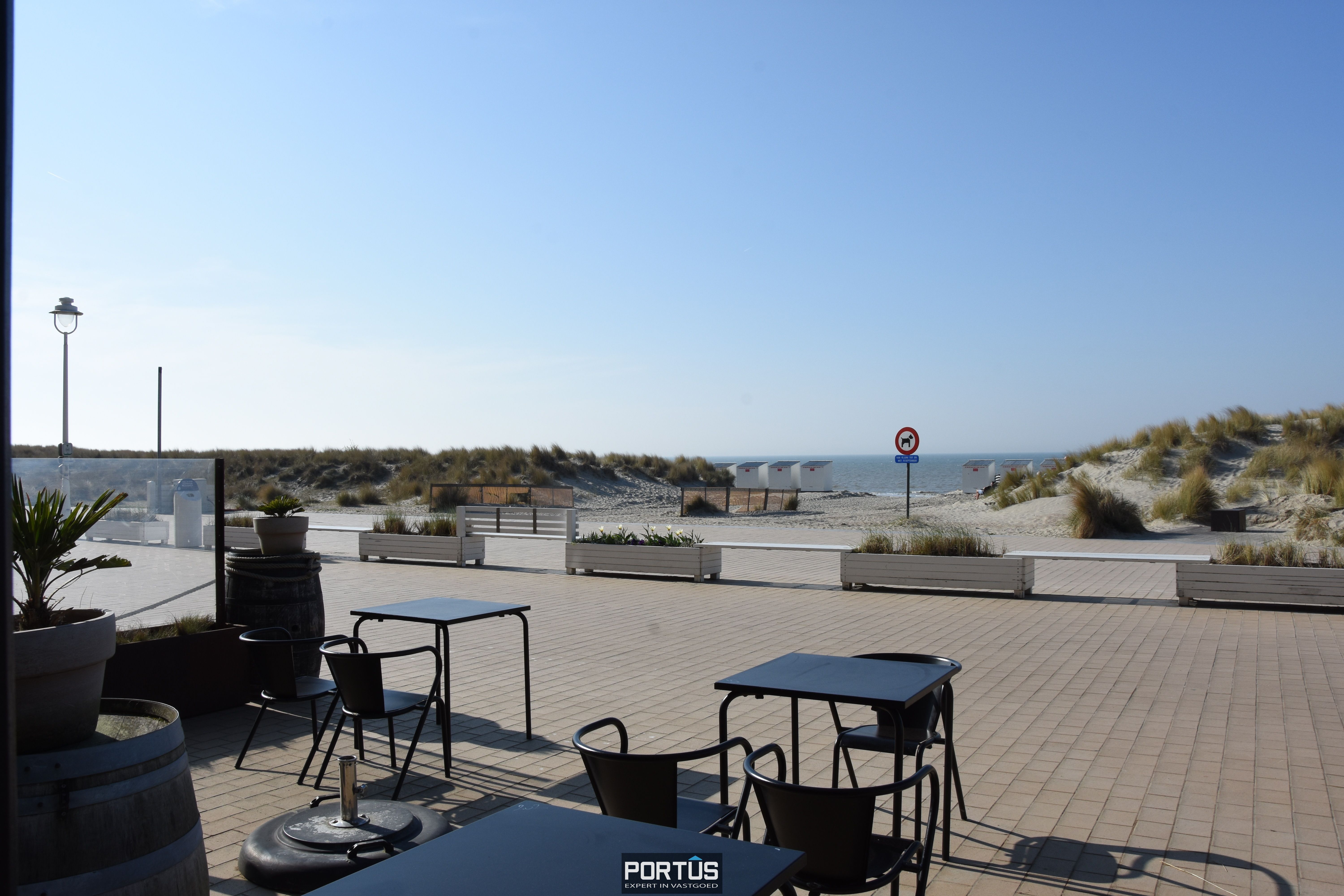 Handelsgelijkvloers te huur Zeedijk Nieuwpoort foto {{pictureIndex}}