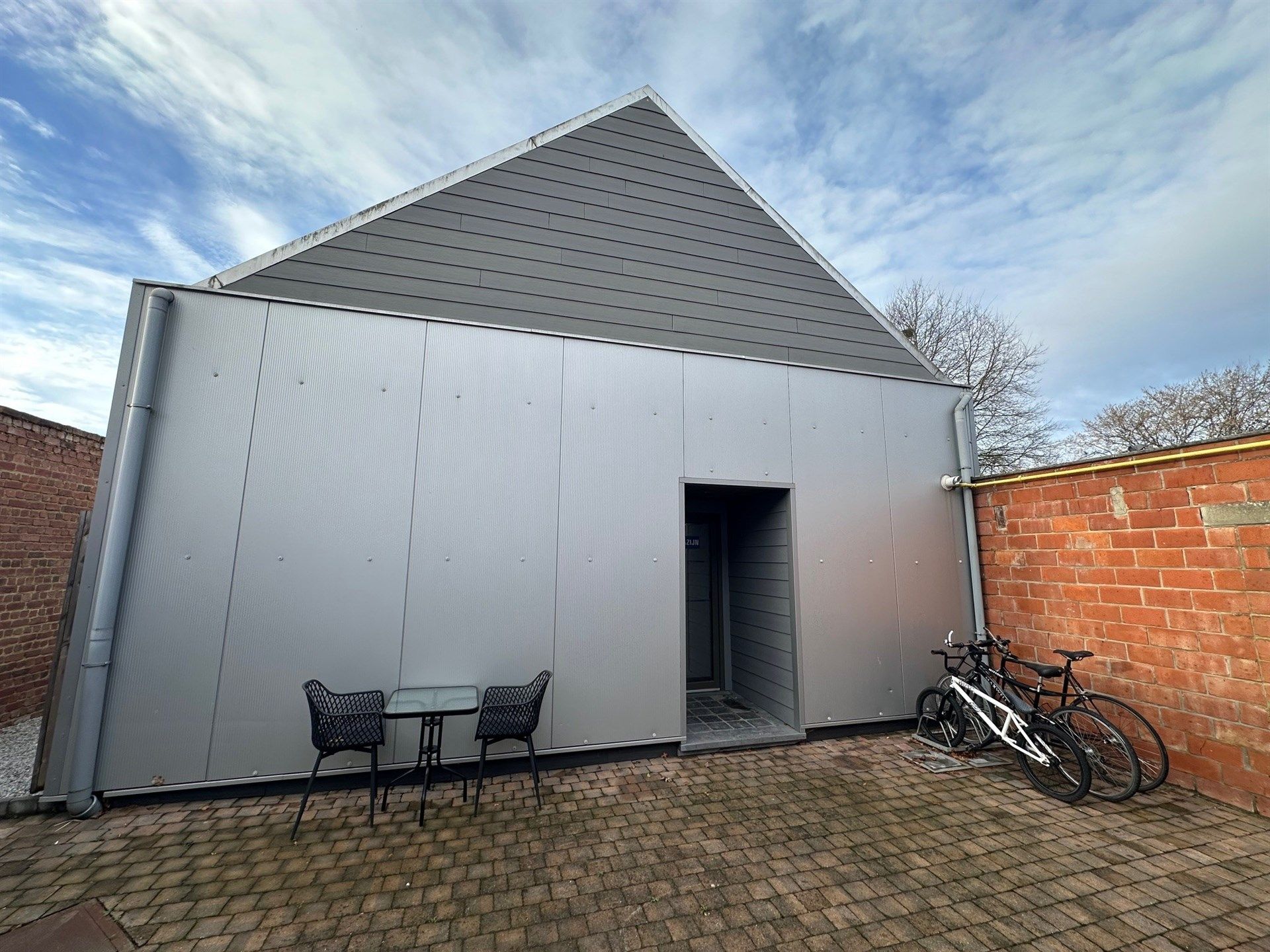 Bureel- of opslagruimte in tweede lijn met vlotte bereikbaarheid foto {{pictureIndex}}