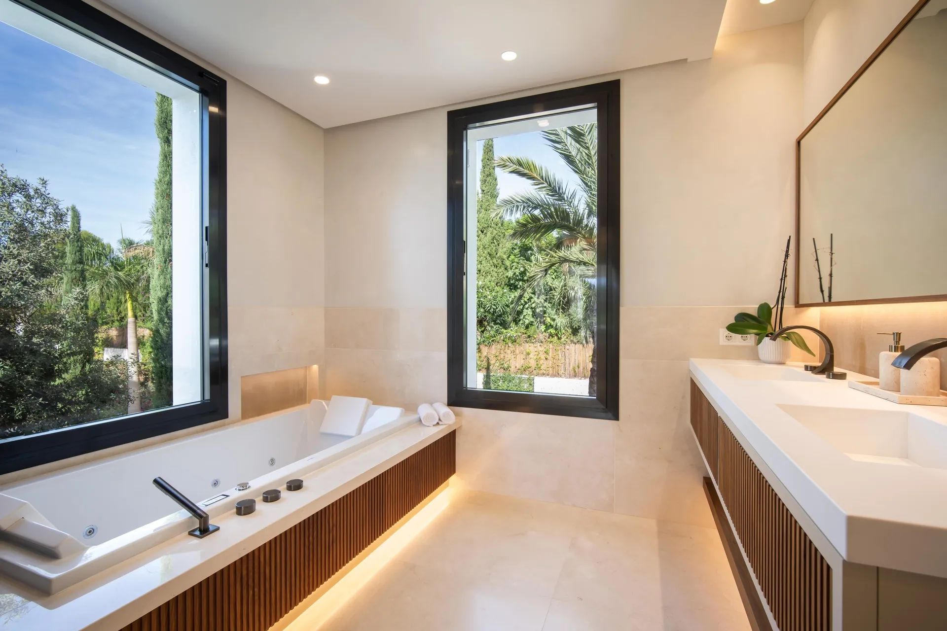 Ultieme luxe in Marbella: exclusieve villa met prachtige tuinen en privézwembad aan de Golden Mile foto 20