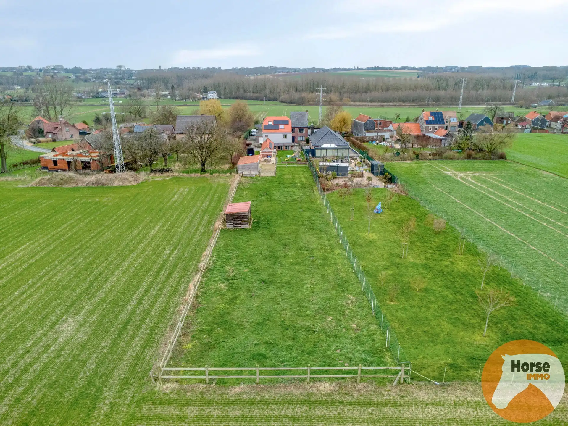 ZWALM - Ruime woning met 2 stallen en paddock foto {{pictureIndex}}