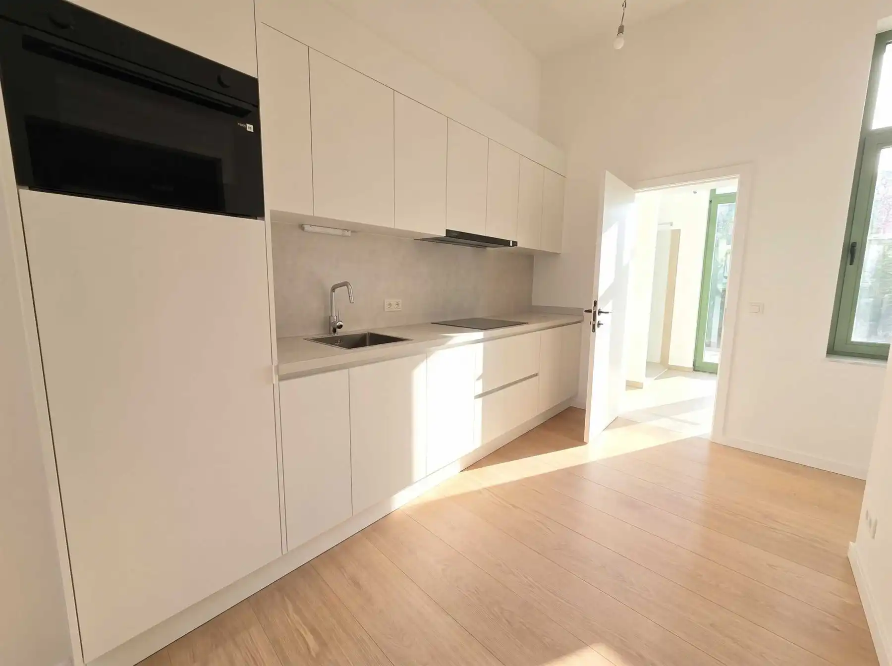 Volledig gerenoveerd appartement met 1 slaapkamer, balkon en terras nabij Zurenborg foto 4