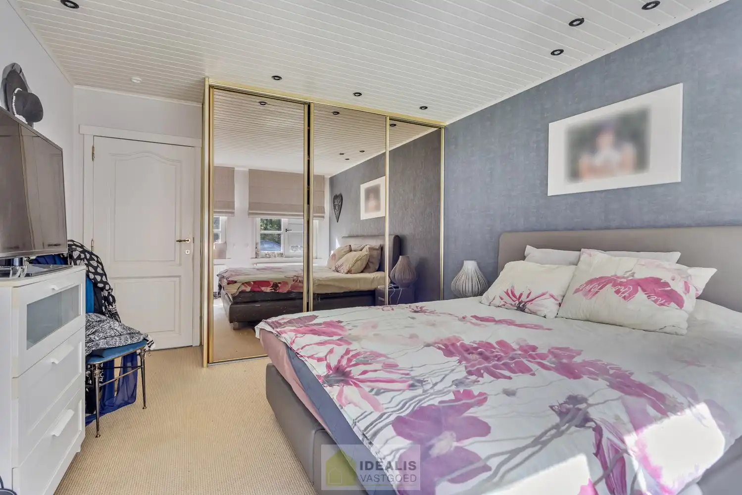 IDEALIS VASTGOED – INSTAPKLARE EENGEZINSWONING MET 4 SLAAPKAMERS EN EEN BEWOONBARE OPPERVLAKTE VAN +- 195M² OP EEN PERCEEL VAN +- 9A 20CA IN KLEINE-BROGEL (PEER). De woning is gelegen vlak bij de dorpskern van het gezellige kleine-Brogel en op enkele minuten verwijderd van de centra van Peer, Kaulille, Bocholt en Pelt. Ideaal voor zij die op zoek zijn naar een ruime instapklare woning met 4 slaapkamers!! foto 24