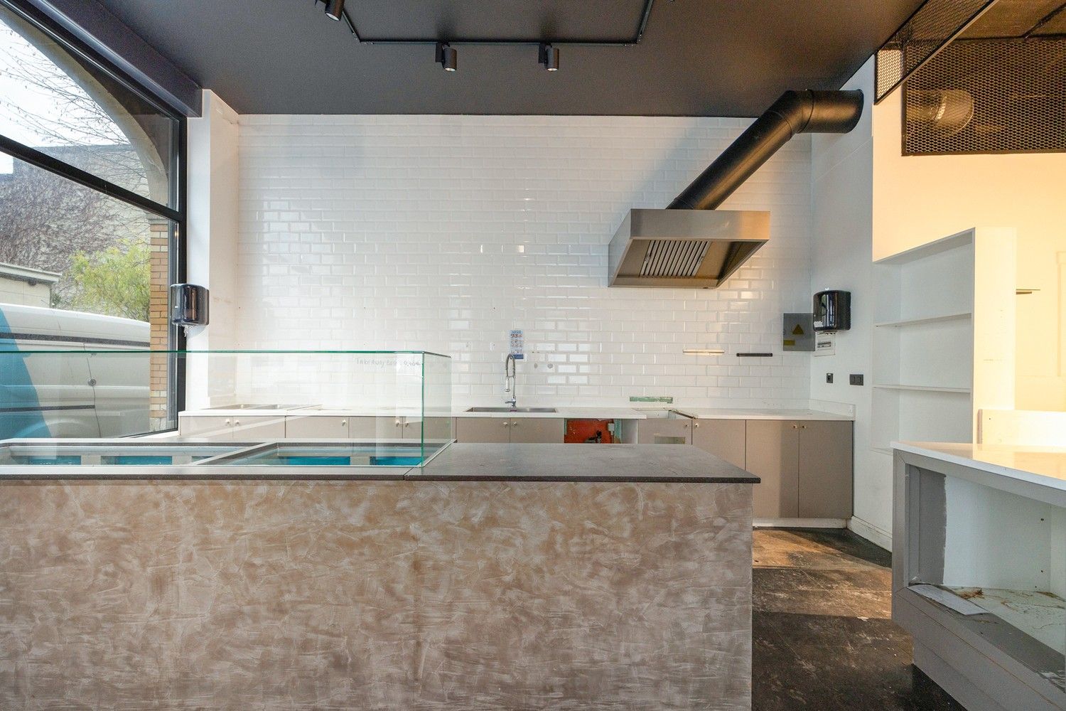 Handelsgelijkvloers te huur op uitstekende hoeklocatie foto {{pictureIndex}}