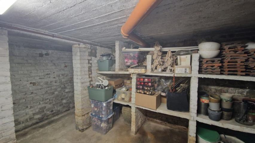 Ruime EENGEZINSWONING met grote leefruimten, 2 slaapkamers en mooi terras, woning met mogelijkheden, op 1 are 33 ca. foto 47