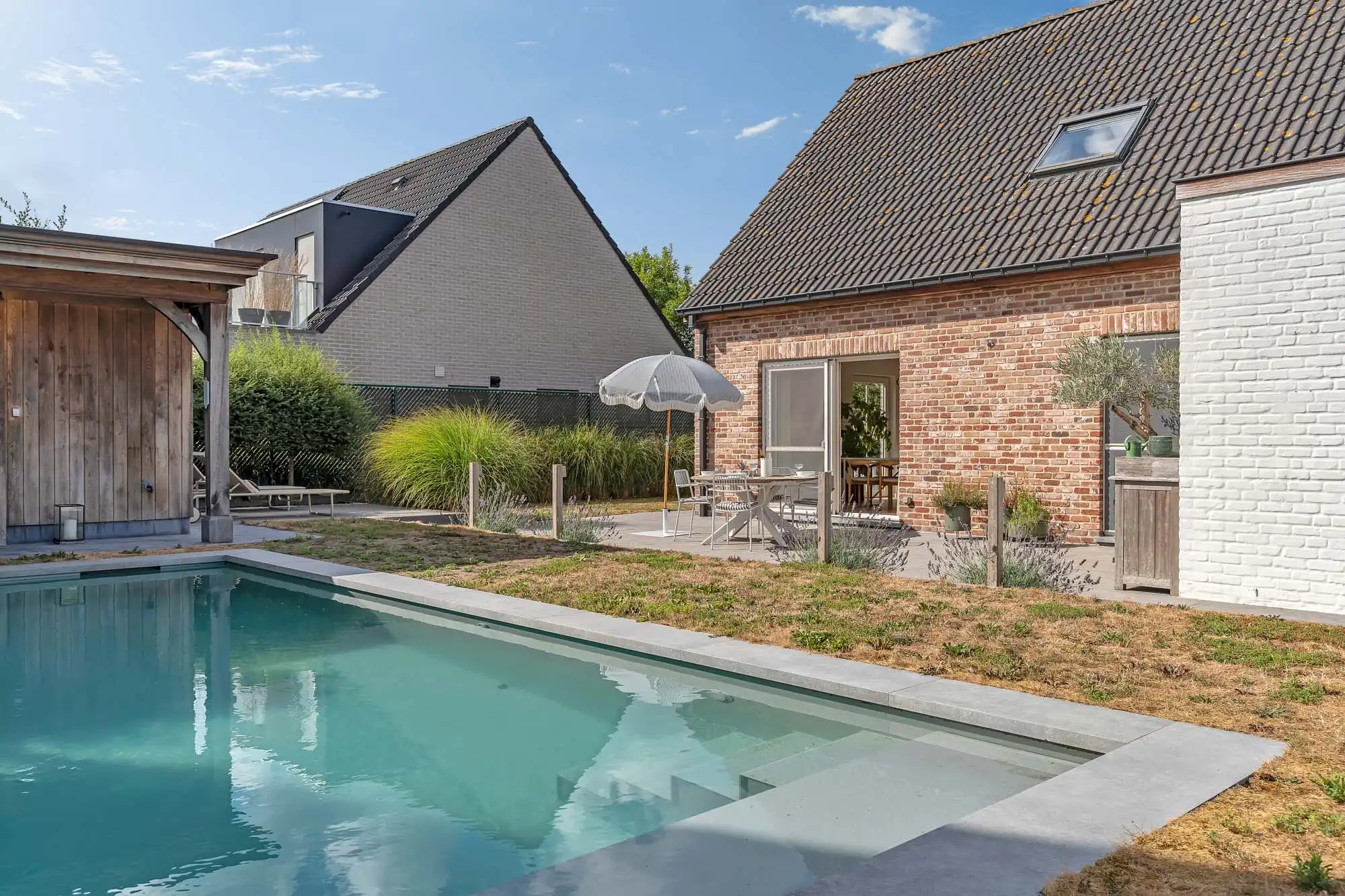 Woning met zwembad en zonnepanelen op toplocatie foto 28