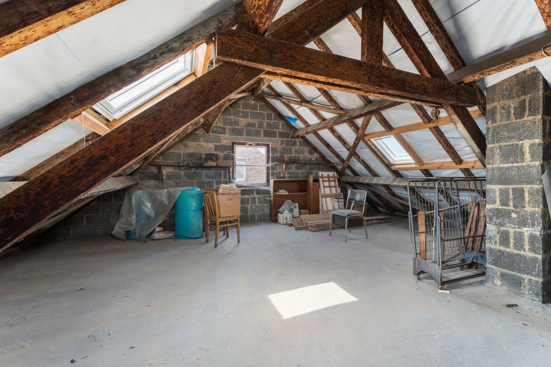 Op te knappen woning met tuin en garage foto 19