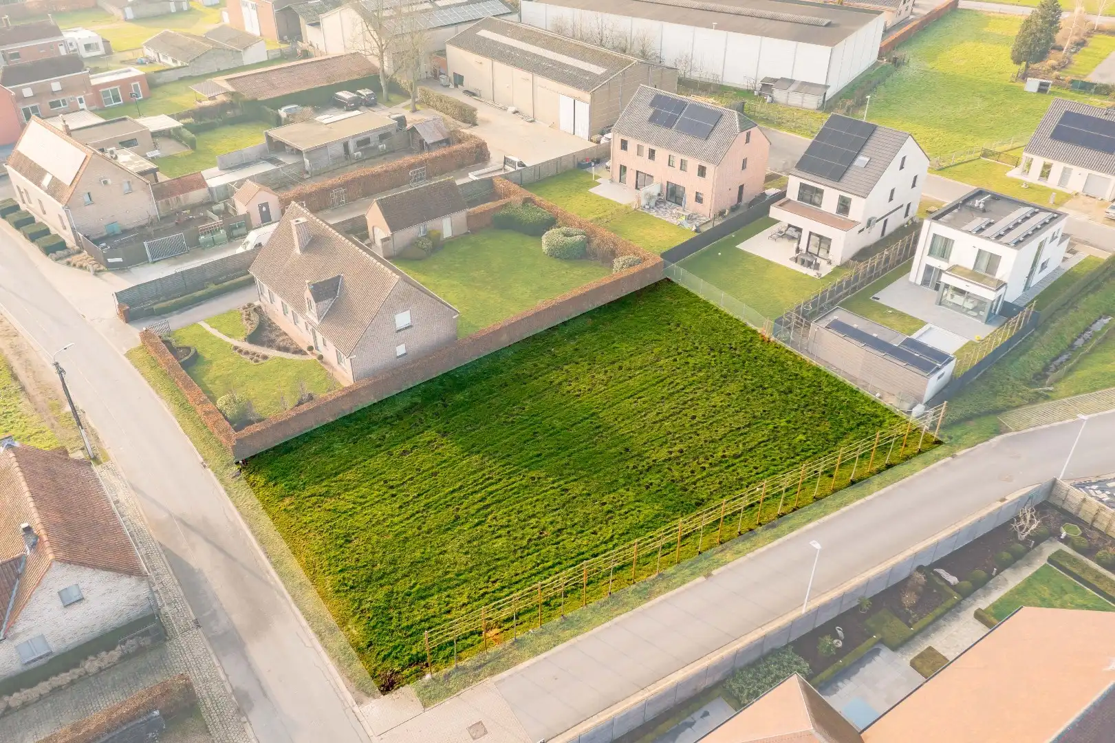 RUIM PERCEEL BOUWGROND 936 m² MET DIVERSE MOGELIJKHEDEN  foto {{pictureIndex}}