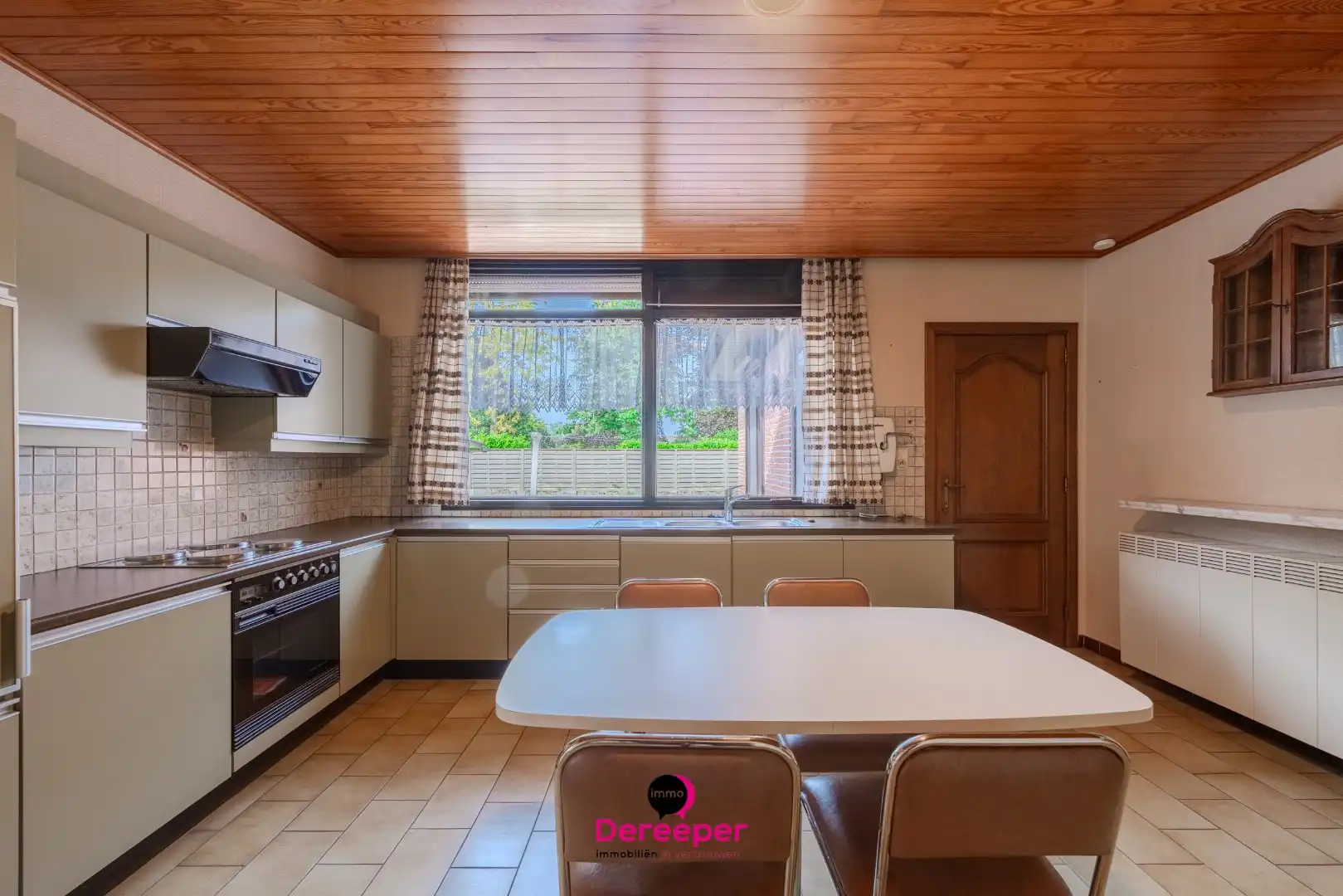 Te renoveren bungalow op ruim perceel van 678 m² foto 8