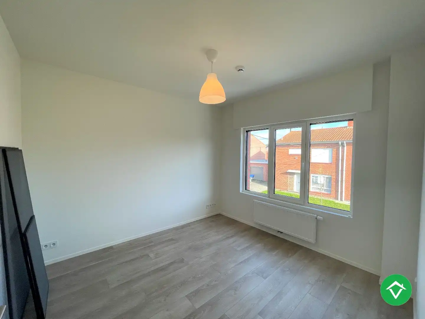 Ruime, gerenoveerde woning met twee slaapkamers te Roeselare foto 15