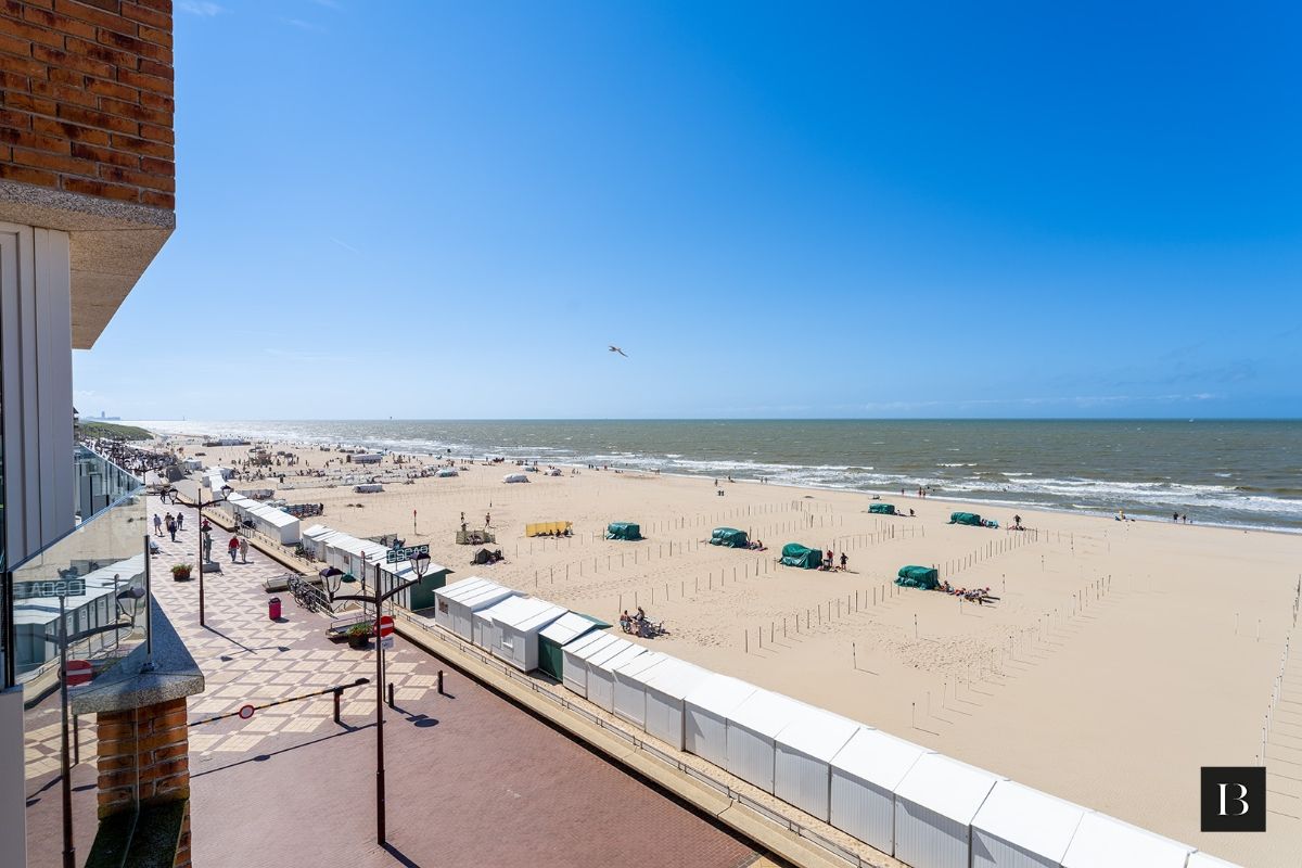 Ruim appartement met 3 slaapkamers op de zeedijk van De Haan foto 7