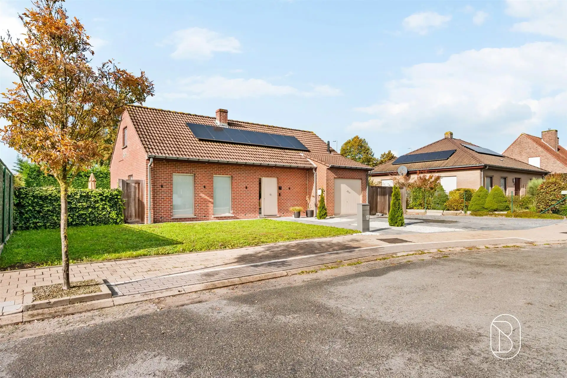 Ruime alleenstaande woning met 3 SLK, garage en mooie tuin foto {{pictureIndex}}
