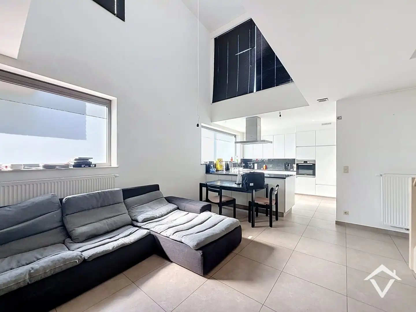 Bel-étagewoning met 2 slaapkamers, zonnig dakterras en ruime garage te centrum Roeselare foto 3