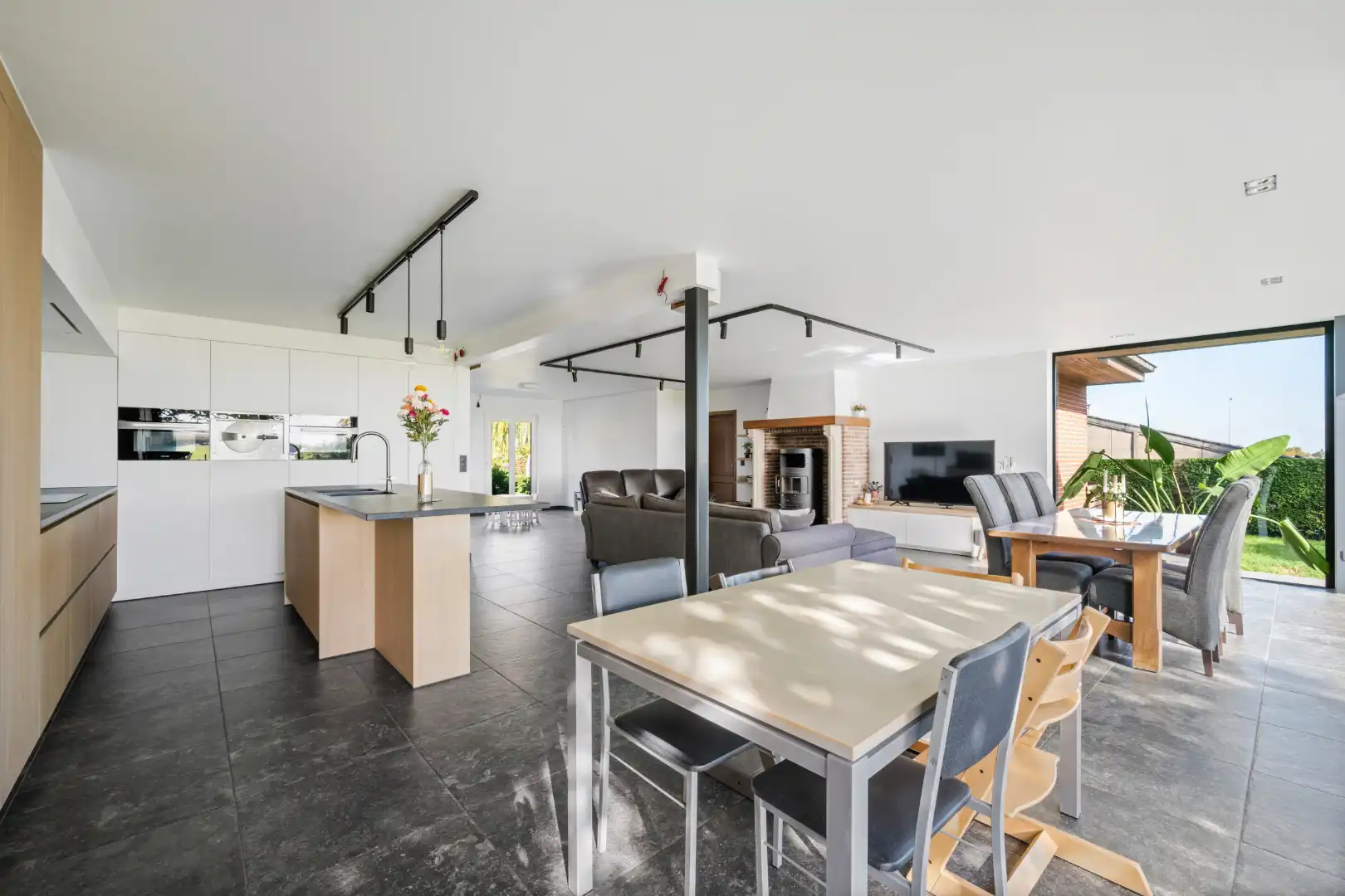 Ruime instapklare open woning met 6 slaapkamers, zuidgerichte tuin en landelijk verzicht in Dadizele foto 5
