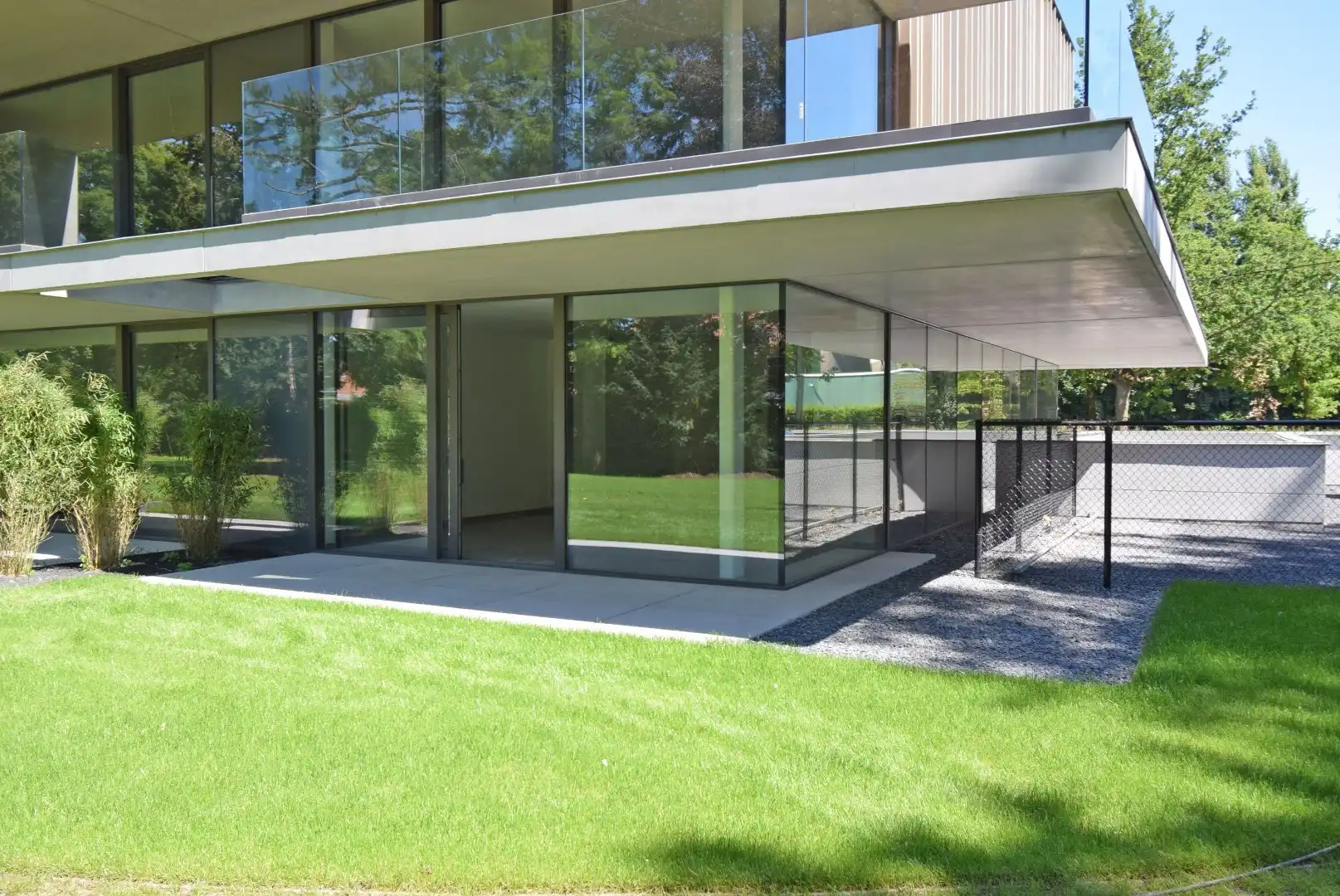 UNIEK INSTAPKLAAR GELIJKVLOERS APPARTEMENT IN EEN GROENE OMGEVING. foto {{pictureIndex}}