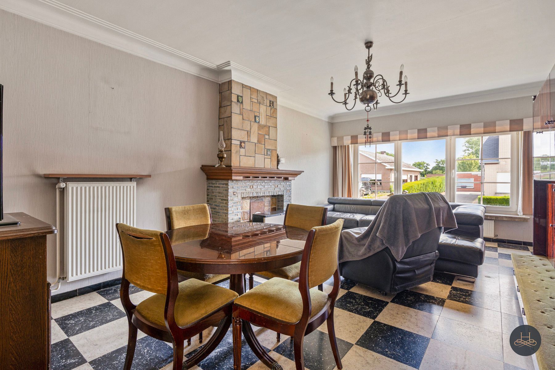 Ruime te renoveren woning met grote tuin en veel parking foto 8