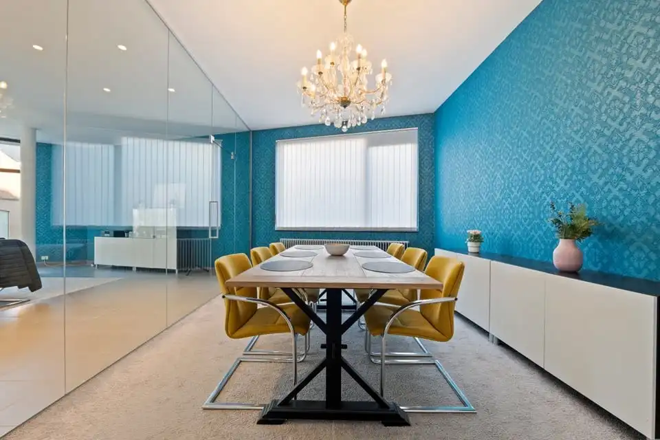 INSTAPKLARE HANDELSRUIMTE MET KANTOOR, VERGADERRUIMTE EN KELDER OP TOPLOCATIE IN SINT-TRUIDEN foto 3