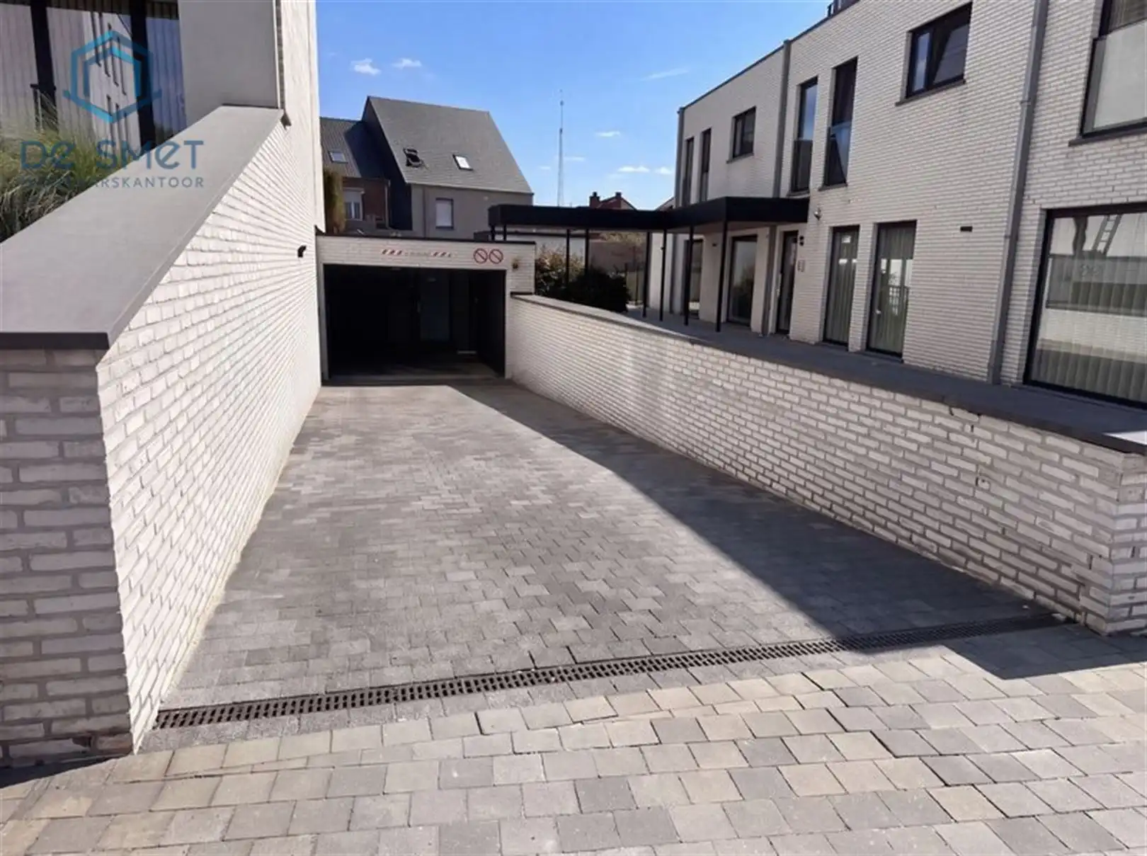 Garage nr.8 te koop in Residentie Het witte Paard te Moerbeke. foto {{pictureIndex}}