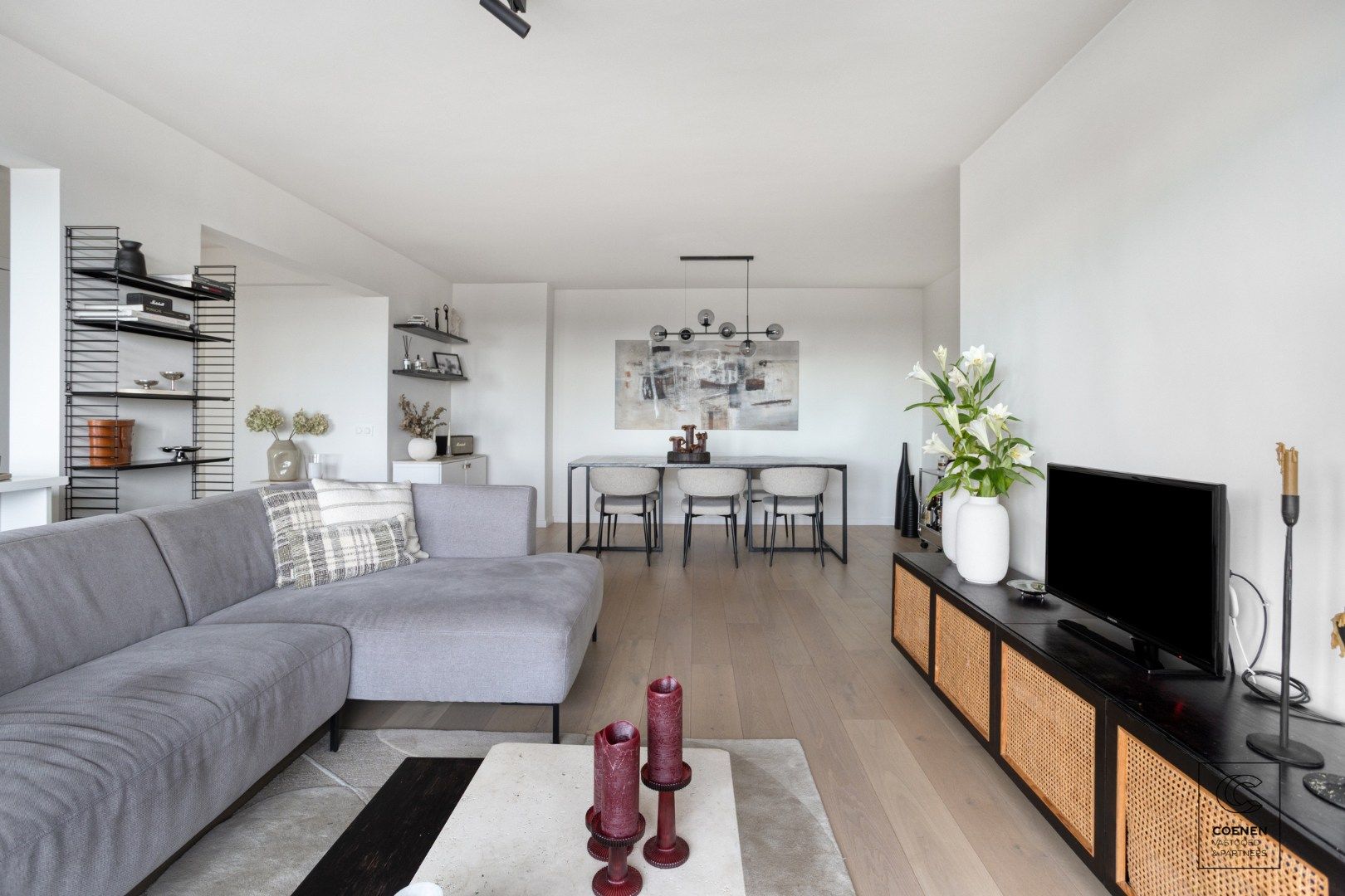 Stijlvol gerenoveerd appartement met 2 slaapkamers & zonnig terras op toplocatie te Berchem foto 3