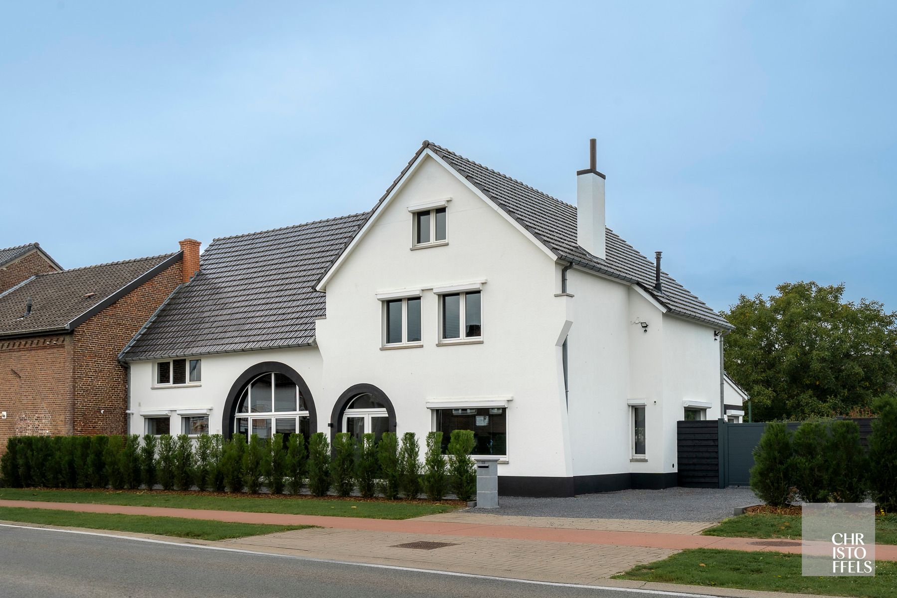 Uitzonderlijk ruime (440m²!) en volledig gerenoveerde woning met commerciële topligging en tal van mogelijkheden in Lanaken! foto {{pictureIndex}}