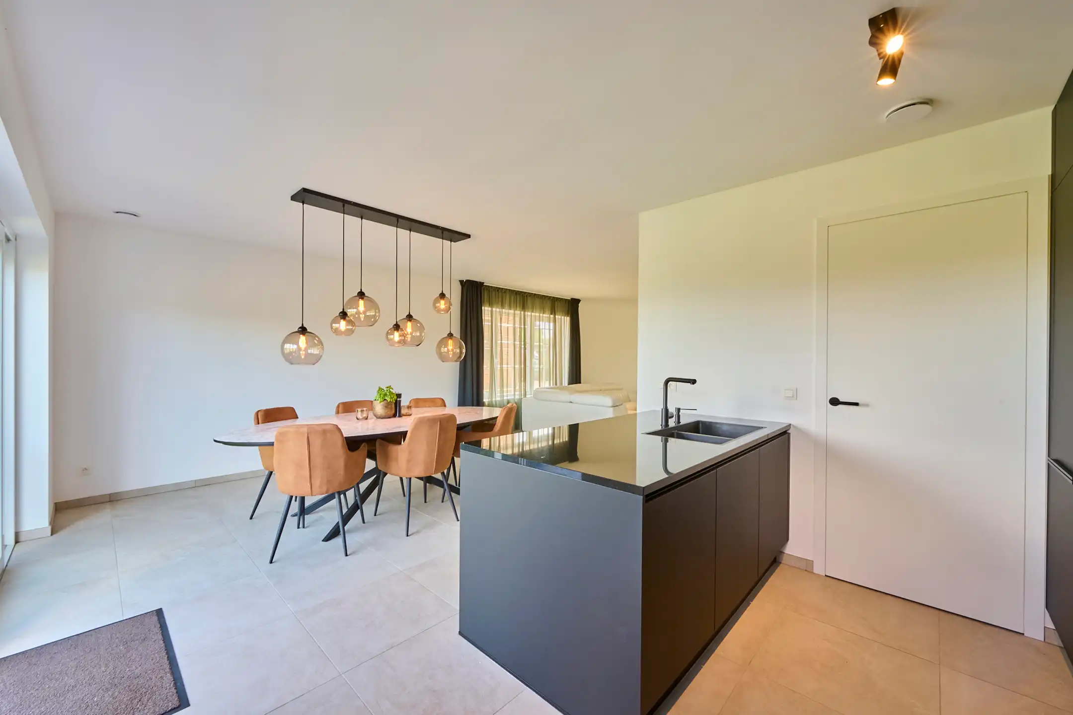 Ruime instapklare gezinswoning met zicht op achterliggend groen.&nbsp; foto 5