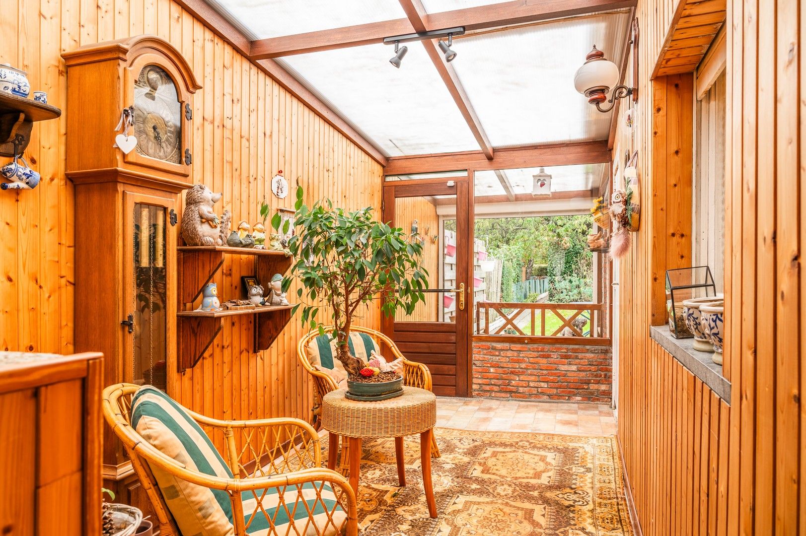 Te renoveren woning met grote tuin foto 9