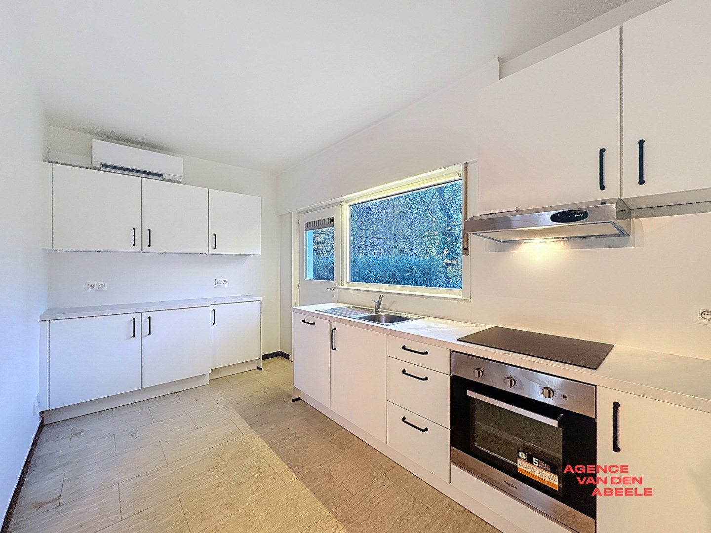 Gelijkvloers appartement met 2 slaapkamers, ruime garage en tuin foto 9