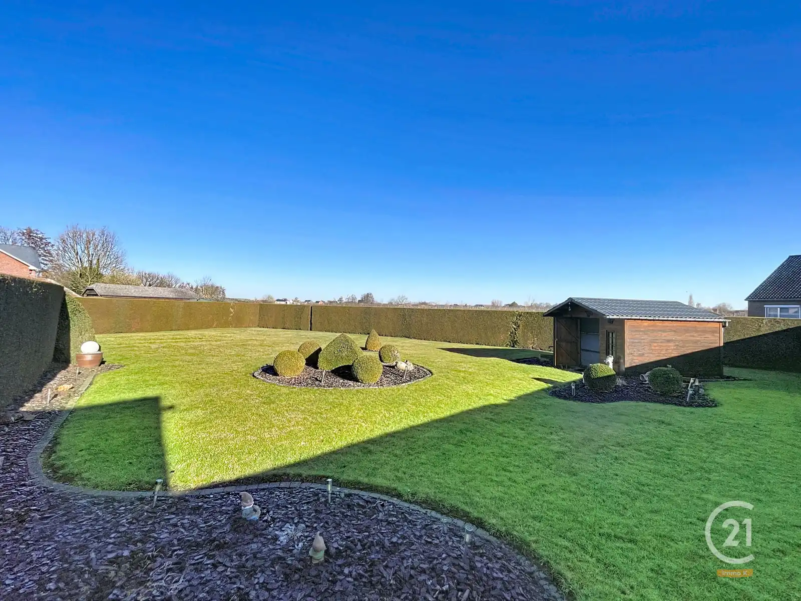 Degelijke, veelzijdige woning met ruime tuin van 12a35ca. foto 3