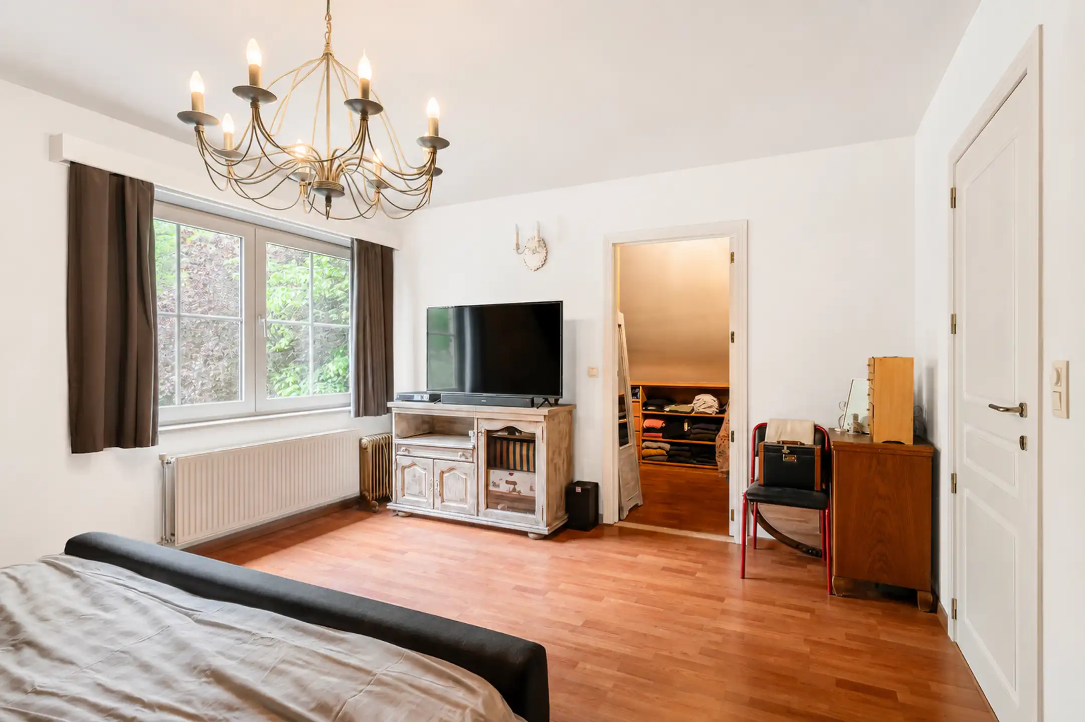 Verrassend ruime instapklare woning (2000) met prachtige, groene tuin met volwassen bomen en optimale privacy.  foto 13