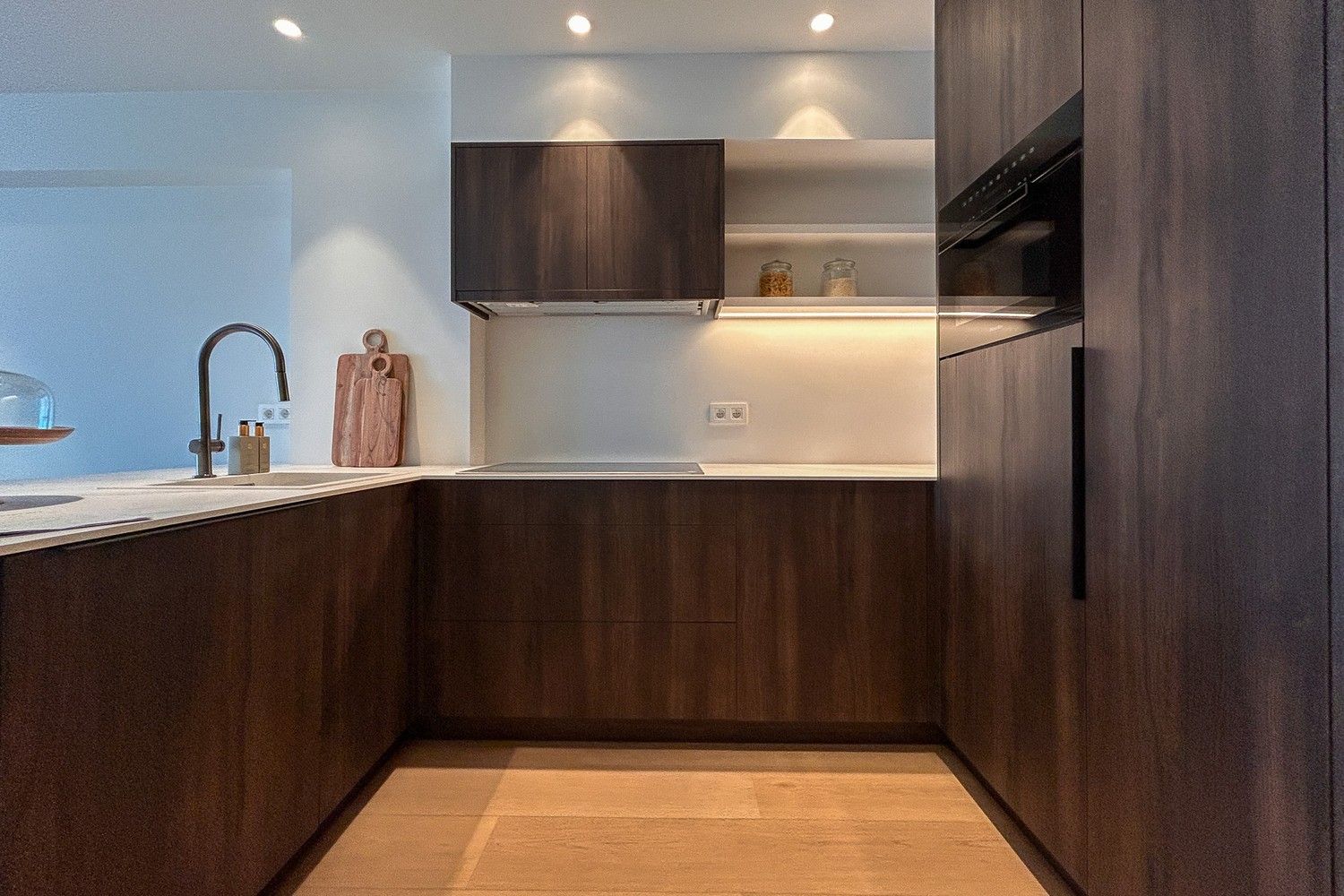 Prachtig gerenoveerd 2- slaapkamer appartement met frontaal zeezicht. foto 5