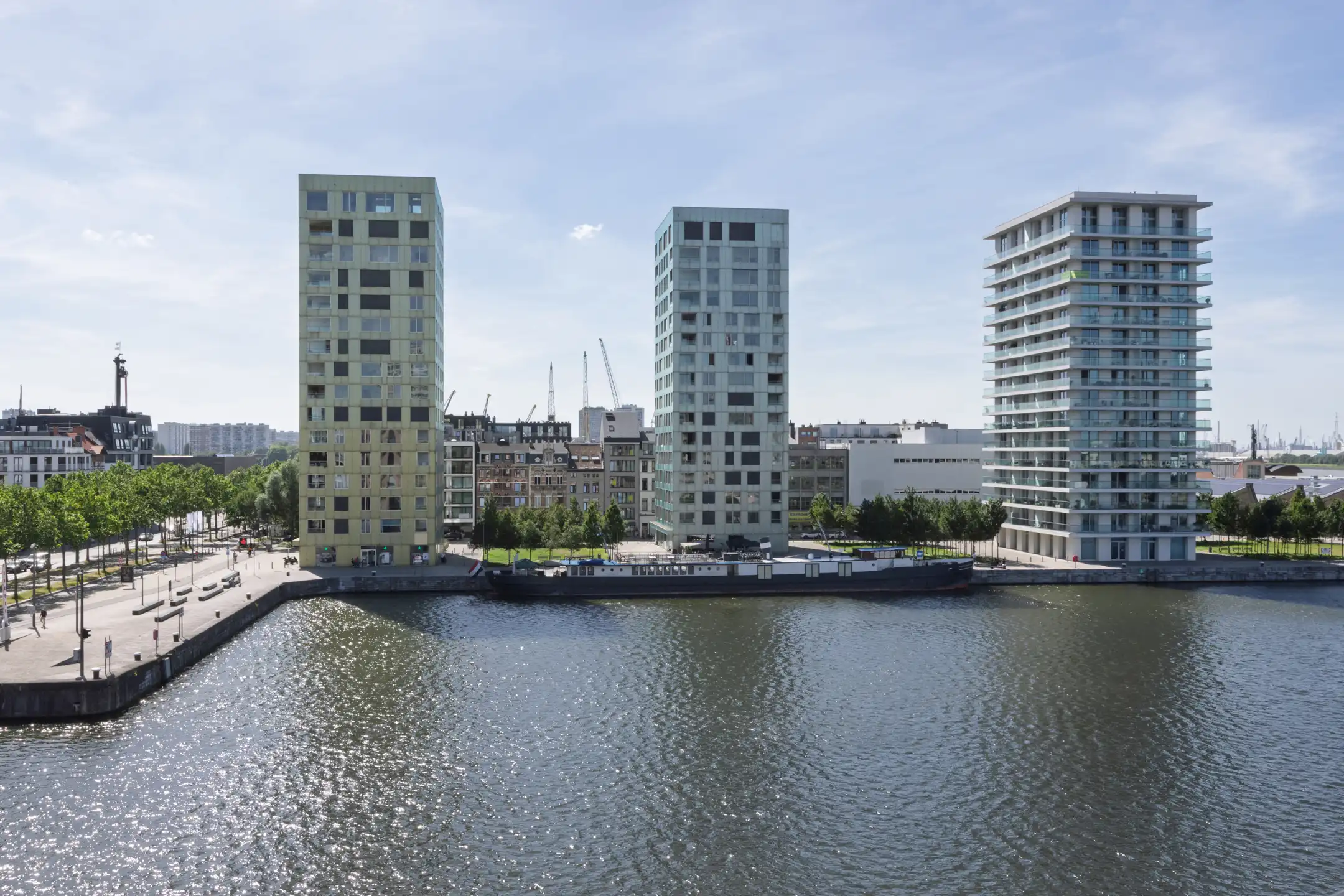 ANTWERPEN -Twee slaapkamer appartement met zicht op water foto 10