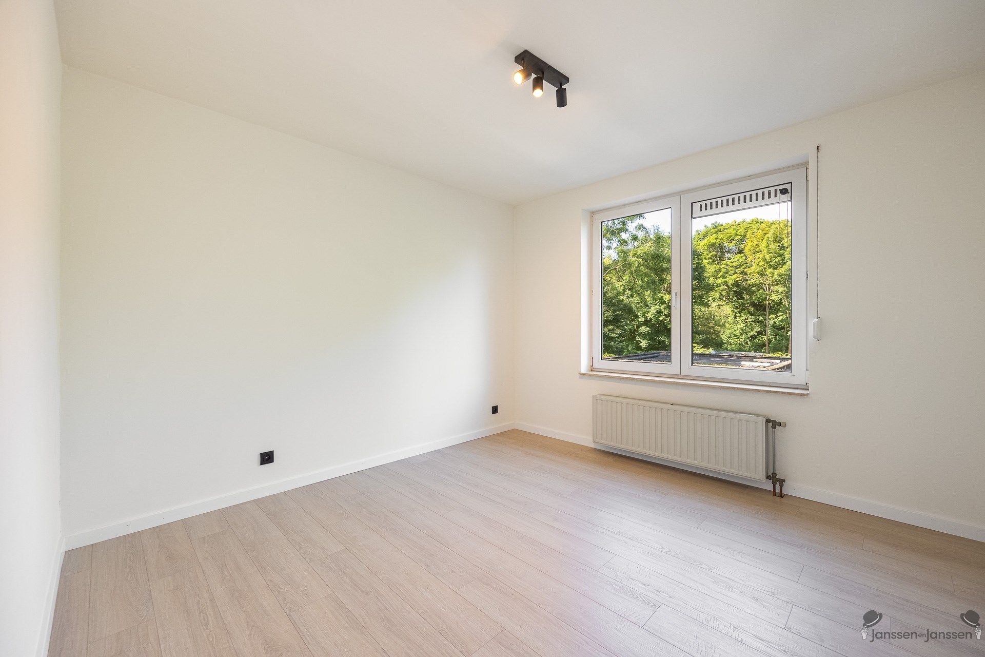 Gerenoveerd appartement met 2 slk op rustige locatie in Schoten foto 9