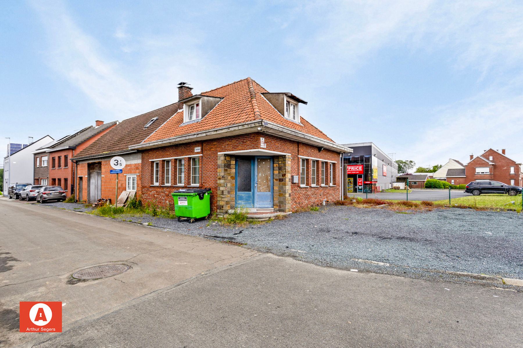 Loods (100 m²) + Woning (deels verder op te frissen) + Oprit foto 3