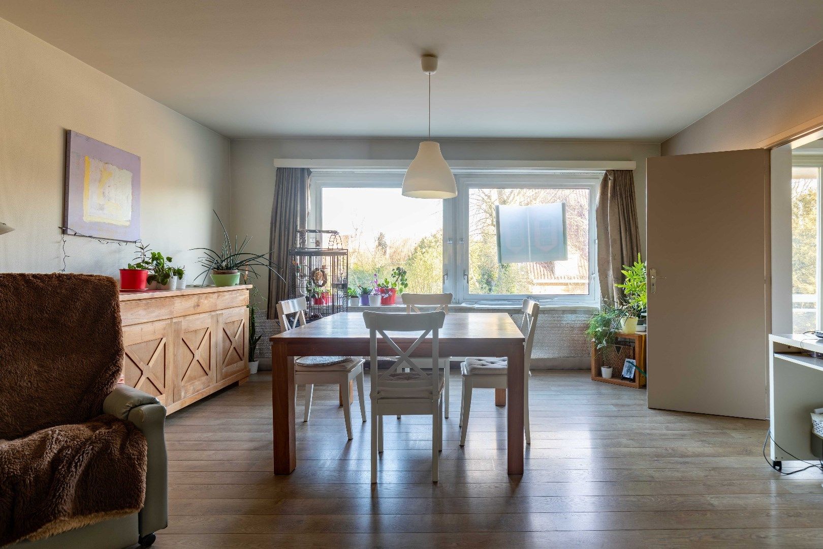 Zéér ruim appartement met open zichten, grote garage en drie slaapkamers te Sint-Andries. foto 9