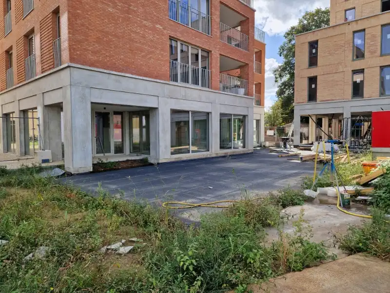 Centraal gelegen nieuwbouw handelsgelijkvloers (160m²) met gezellig terras (130m²) op een TOPlocatie! foto 3