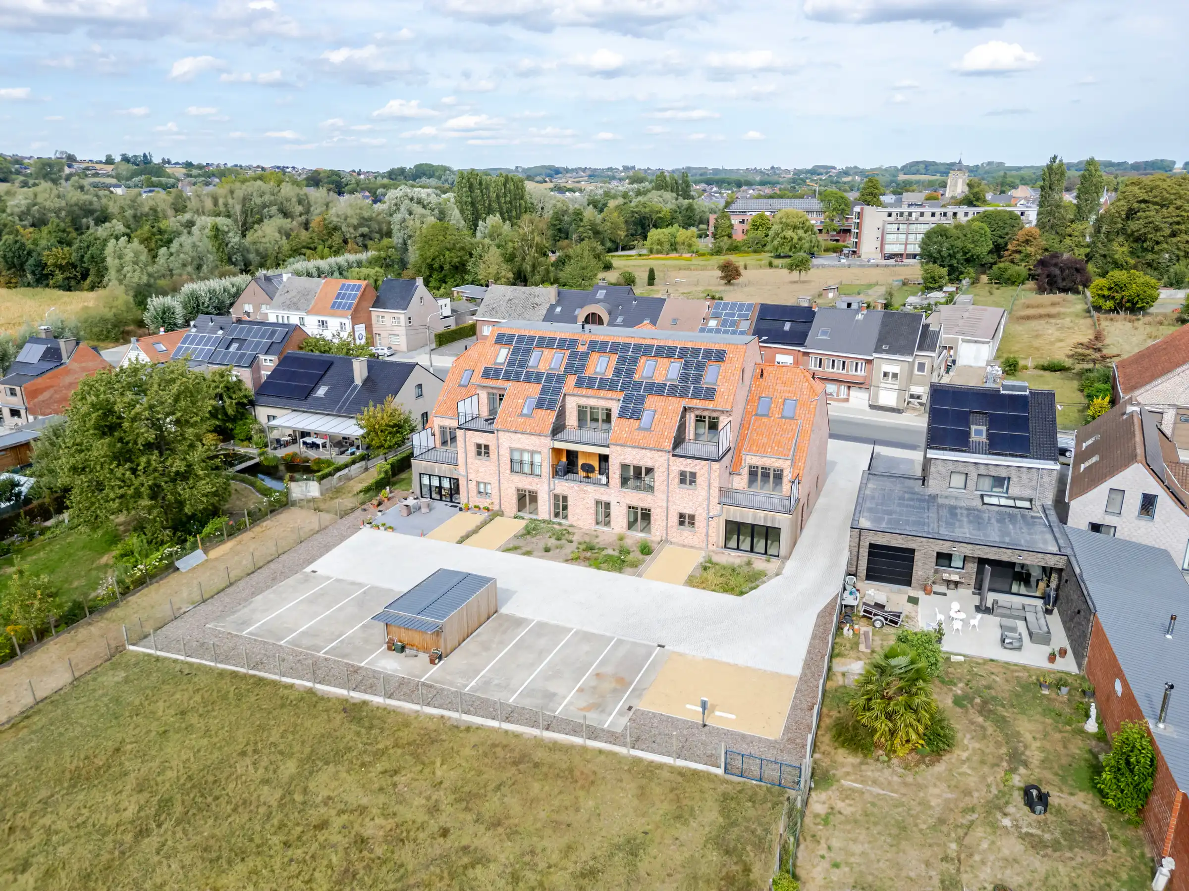 Gelijkvloers villa-appartement met terras en tuin foto 9