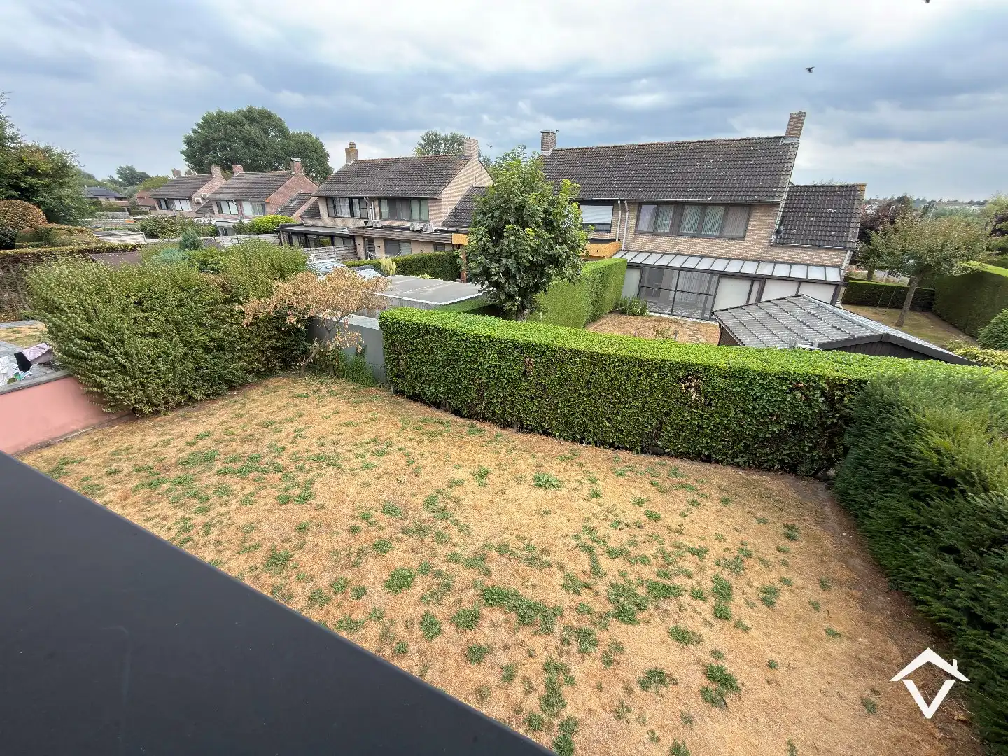 Instapklaar appartement met 2 slaapkamers, 2 terrassen, garage en tuin te Roeselare. foto 29