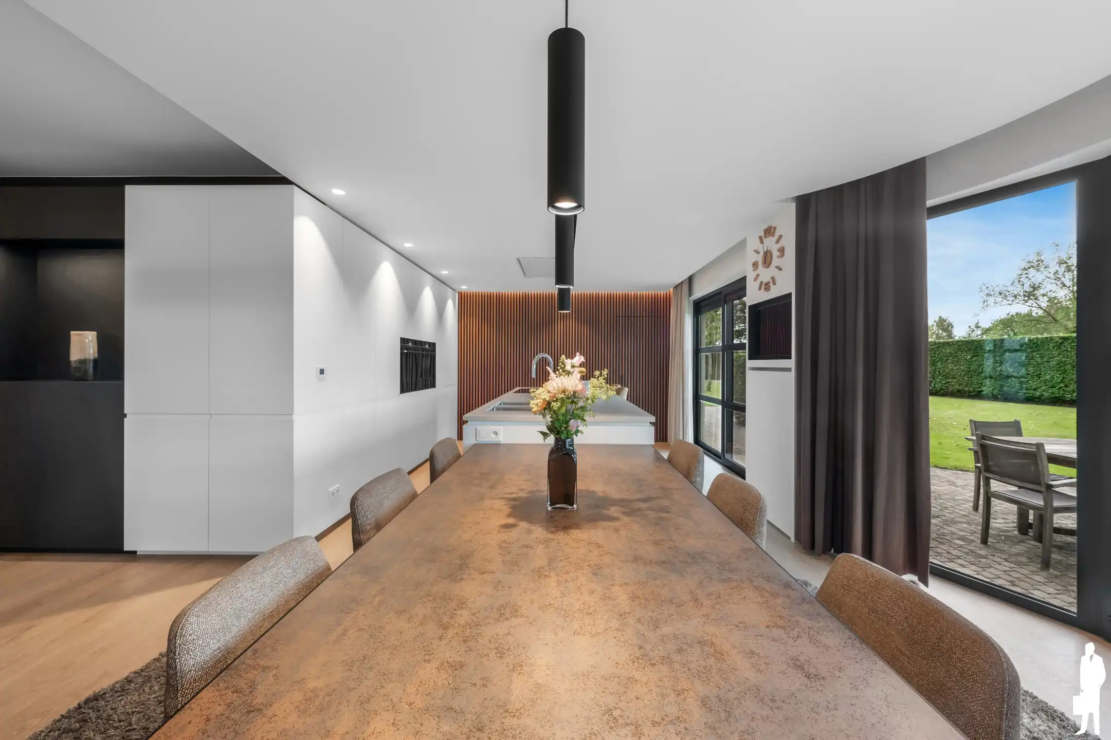 Prachtige woning met 5 slaapkamers, 2 badkamers en bijgebouw foto 8