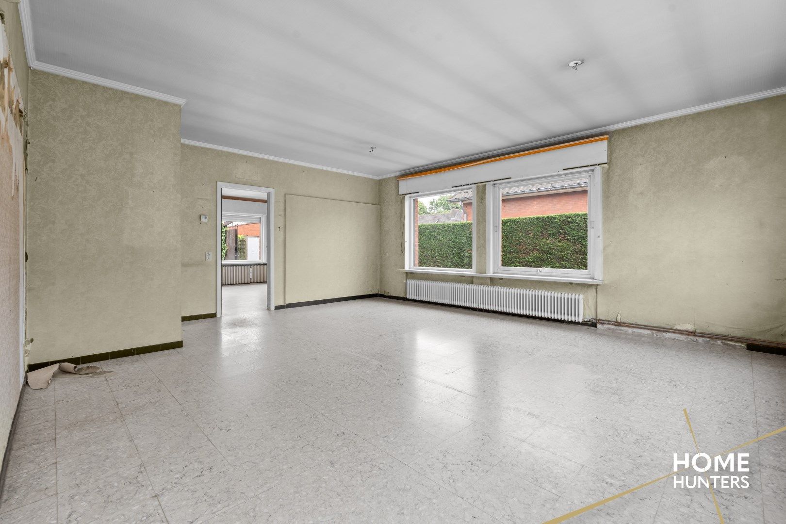 Te renoveren halfopen woning met 4 slaapkamers, 2 garages en veel potentieel te Ieper foto 4