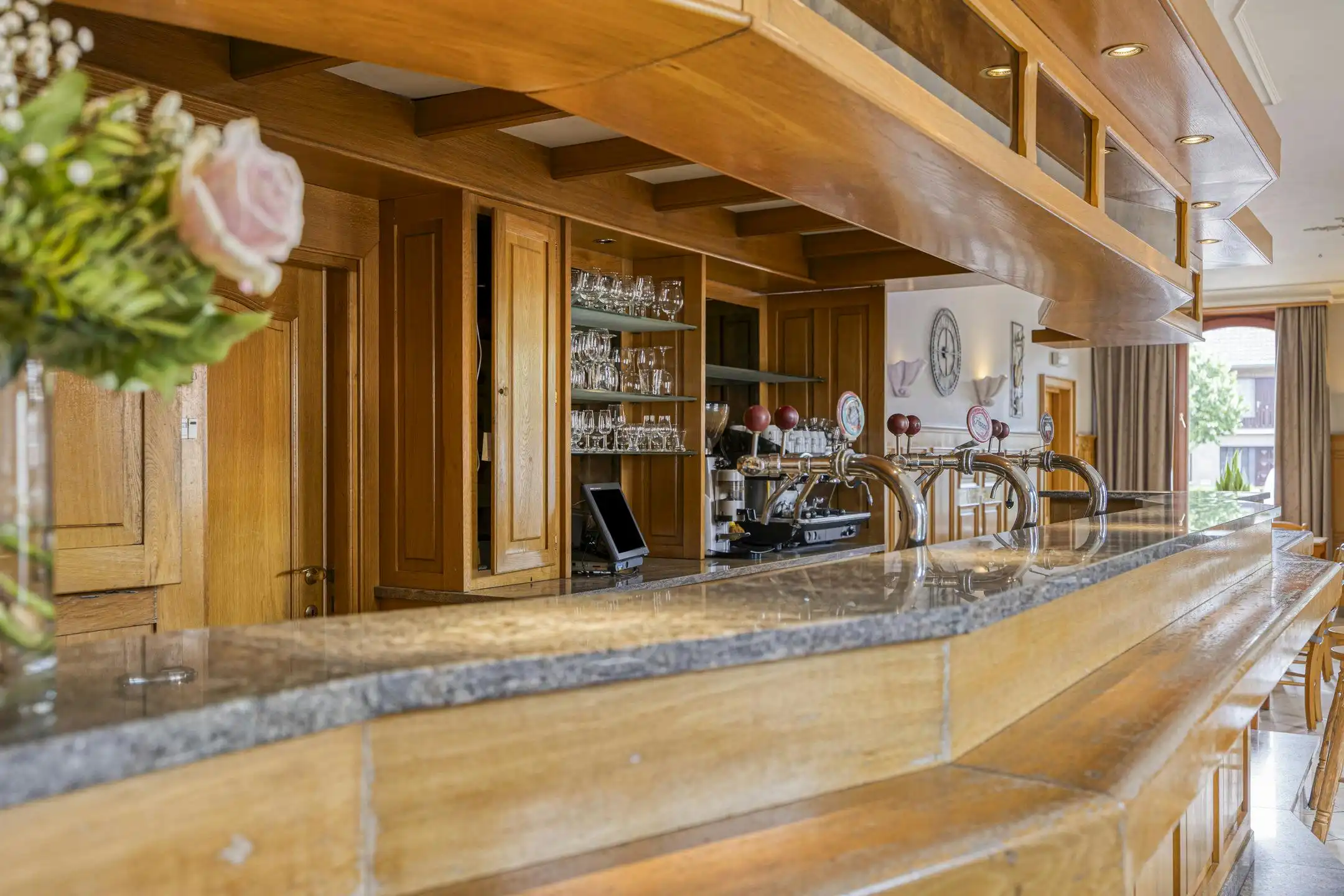 Handelshuis met café en feestzaal + bouwgrond te koop in Tongerlo  foto 4