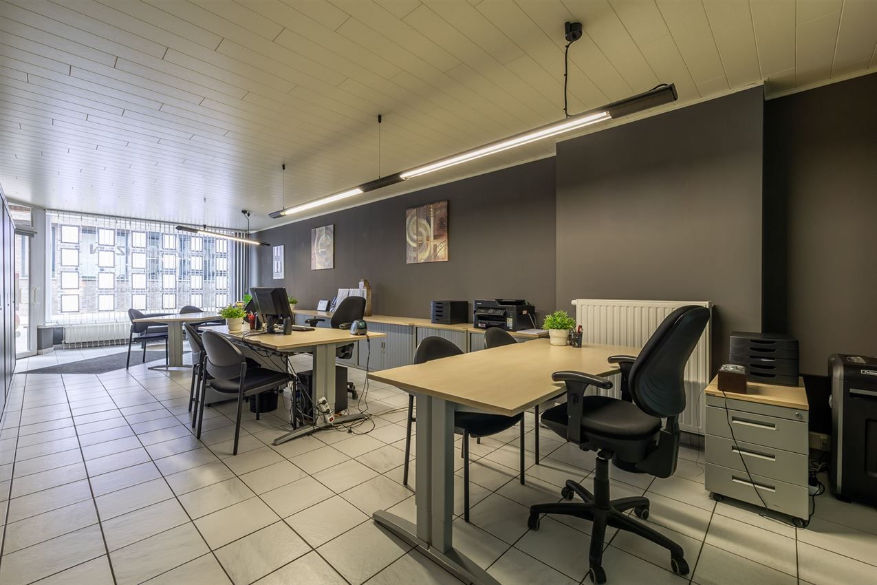 Verzorgd gebouw met handelszaak en 2 apt foto 47