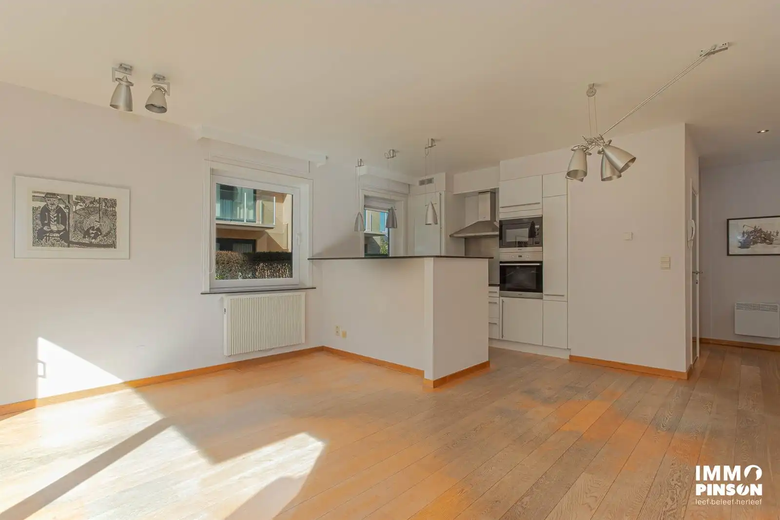 Zongericht gelijkvloers appartement met terras in rustige buurt foto {{pictureIndex}}