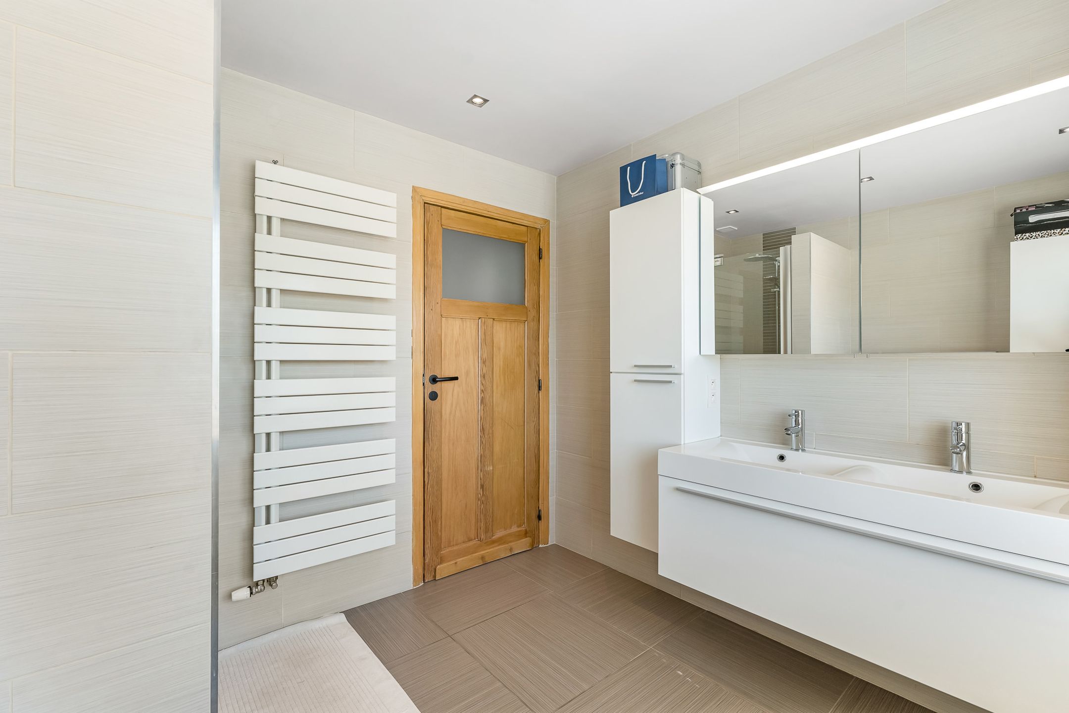 Exclusieve woning met zwembad en elegante tuin foto 21