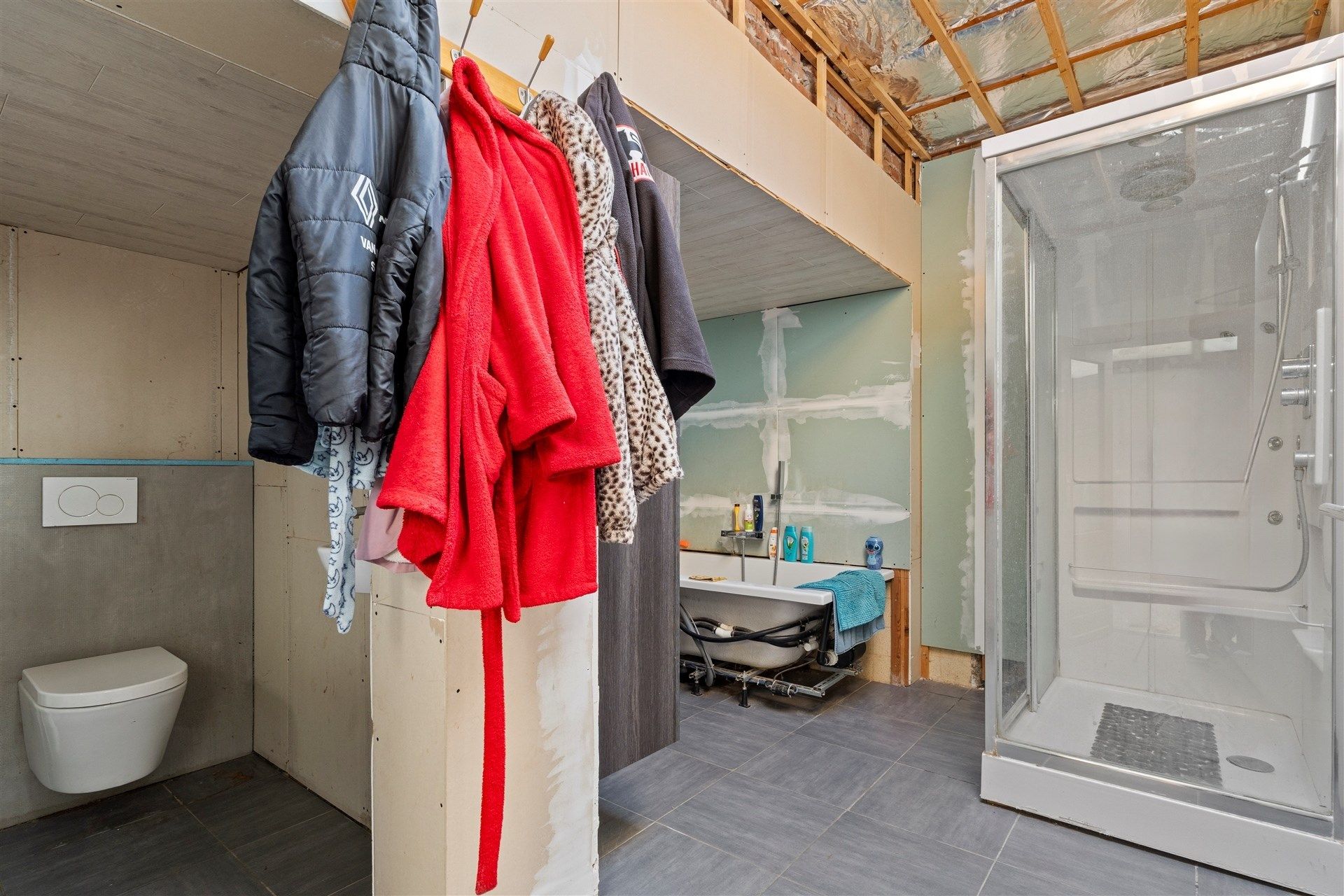 Deels gerenoveerde rijwoning te centrum Stekene foto 15