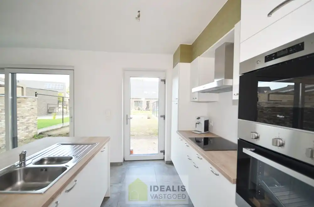 GELIEVE ENKEL AAN TE MELDEN VIA MAIL!! RUIME NIEUWBOUW GEZINSWONING OP WANDELAFSTAND VAN CENTRUM! – Afgewerkte en ruime woning perfect gelegen op wandelafstand van het centrum van Peer alsook vlakbij uitgebreide sportfaciliteiten!! De woning is zeer fijn ingedeeld, met een inkomhal en wc, riante woonkamer, open keuken met naastgelegen berging op de gelijkvloerse verdieping, overloop, 3 slaapkamers en een ruime badkamer op de eerste verdieping en een zolder te bereiken via vast trap op de 2e verdieping!! Tevens beschikt de woning over een private voortuin/parking en is er een leuk tuintje met tuinberging aan de achterzijde. De achterzijde van het perceel is tevens toegankelijk via een pad. Deze nieuwbouwwoning werd zeer goed geïsoleerd opgeleverd, heeft slechts een E-peil van 38 en is voorzien van ventilatie type D!! Zeer geschikt voor kandidaten op zoek naar een correct geprijsde nieuwbouwwoning!! Beschikbaar vanaf 1 december 2026. foto 15