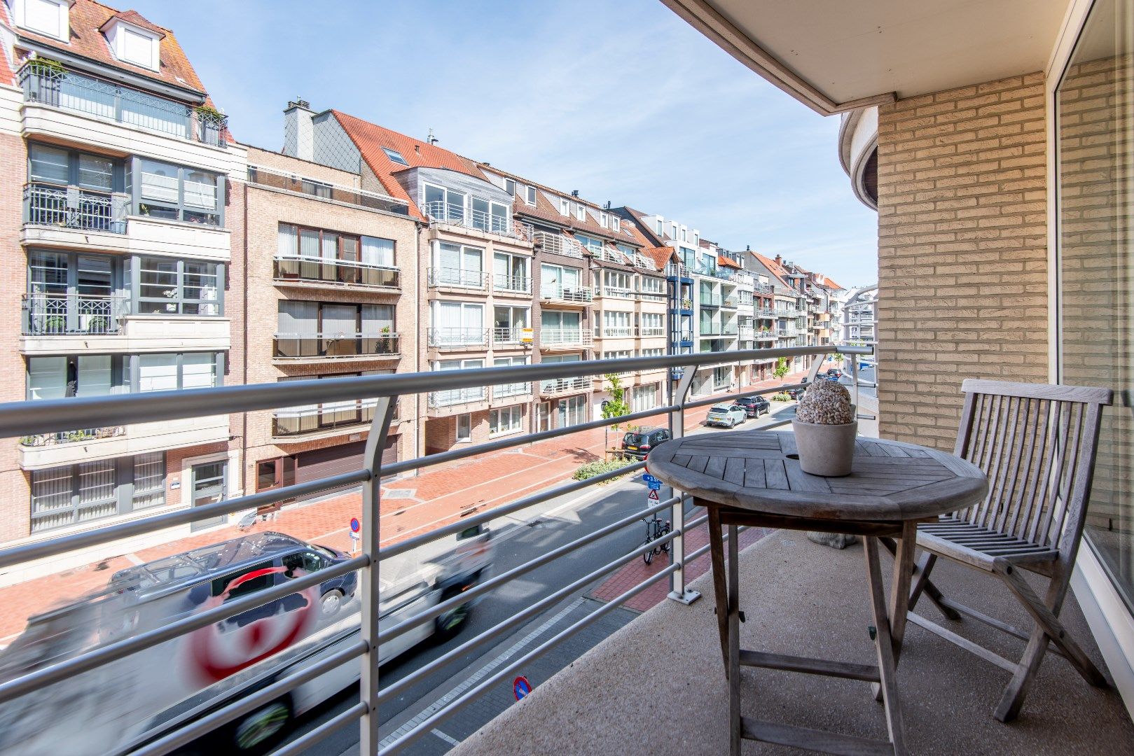 Aangenaam gemeubeld appartement gelegen in het centrum van Knokke. Inclusief inpandige tandemparking.  foto 3