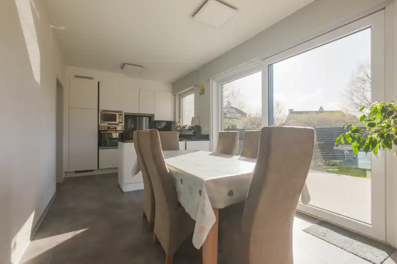 Alleenstaande woning met 4 slaapkamers op een residentiële, groene topligging in Lauwe foto 5